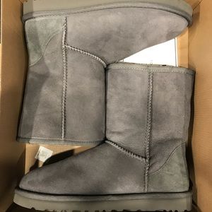 New Womens Gray Uggs: Gray Classic Short, Size 7
